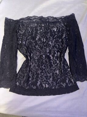 Y2K Moda International Black Lace Off-Shoulder top